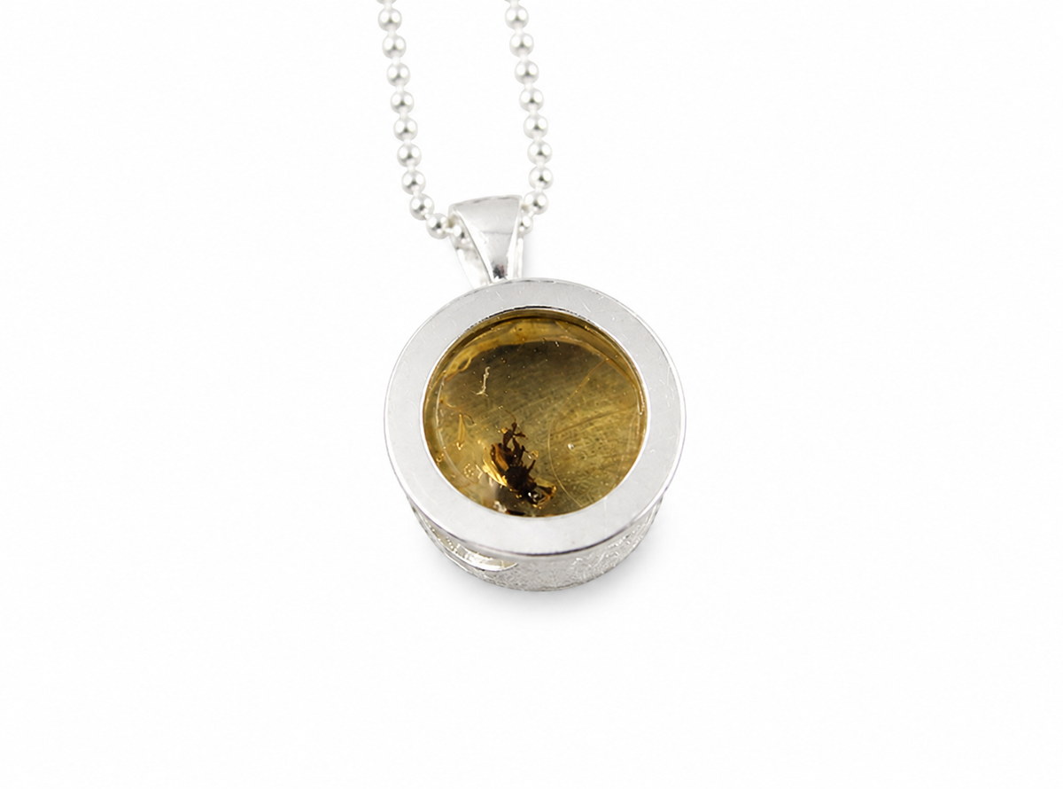 robin bee pendant